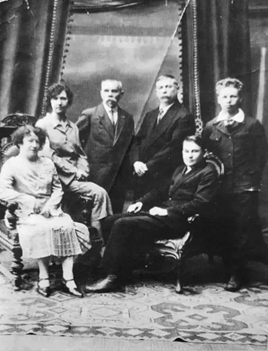 Вязниковские фотографы и их ученики в фотоателье "Динамо". Конец 1920-х годов.